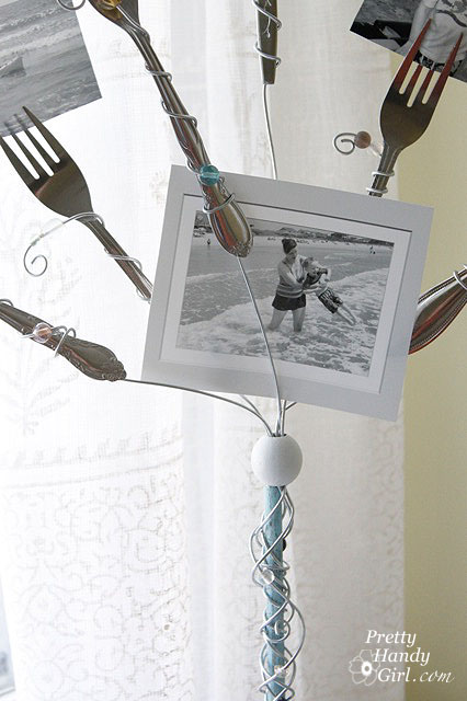 CloseUpCenter Old forks? Use them in this creative DIY fork photo holder! | Pretty Handy Girl #prettyhandygirl #tutorial #DIY