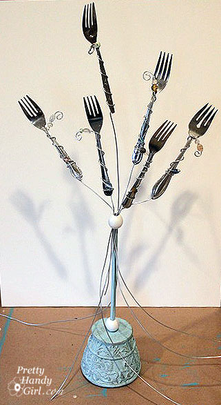 FitForksOn Old forks? Use them in this creative DIY fork photo holder! | Pretty Handy Girl #prettyhandygirl #tutorial #DIY