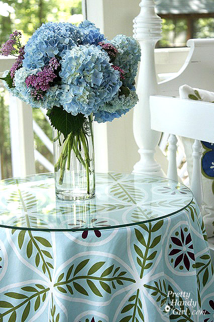 Close_hydrangeas_vase