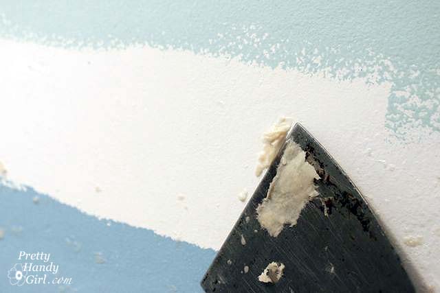 Remove_wallpaper_flakes_with_blade Removing Wallpaper Borders