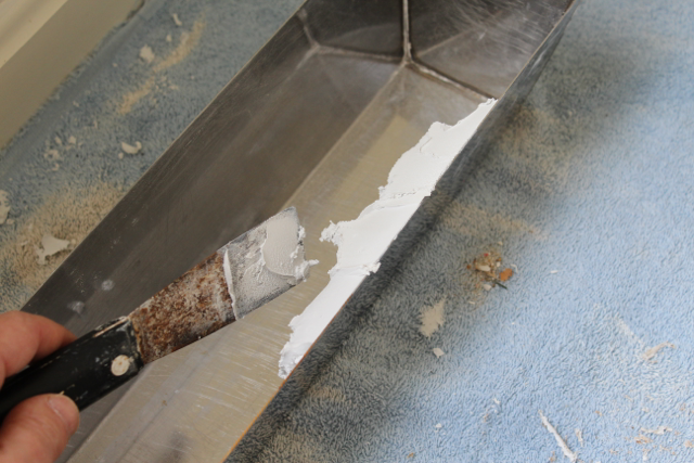 Cracks in Drywall Add spackling to mud pan