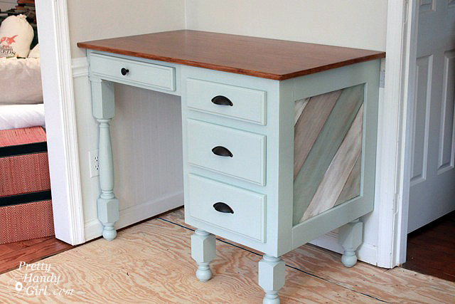 finished_kitchen_desk