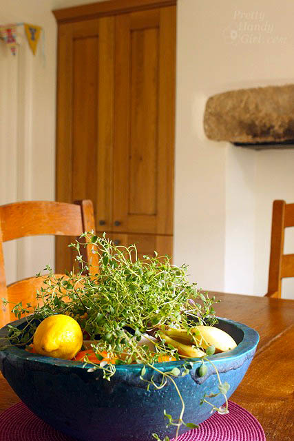 bowl_fruit_on_table