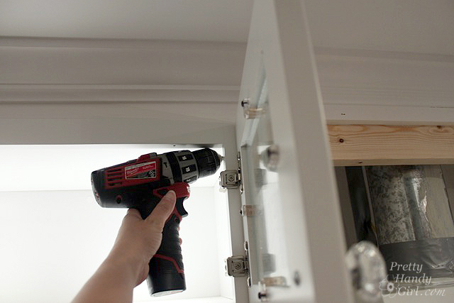 drive_screws_into_support