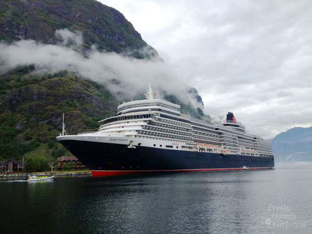 QE2_cruise_ship