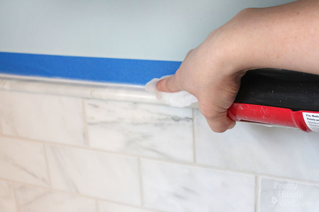 spread-caulk-line-around-backsplash