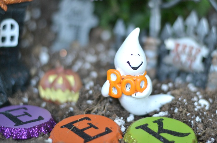 Add a fun Halloween Ghostly Garden to your fall planter. | PrettyHandyGirl.com