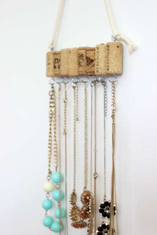 Love this DIY Jewelry Holder! Perfect use for those old corks!