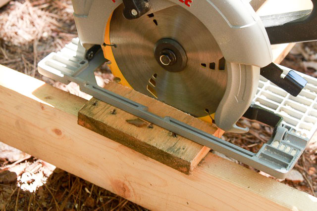 4 of the Easiest Ways to Remove Pallet Wood