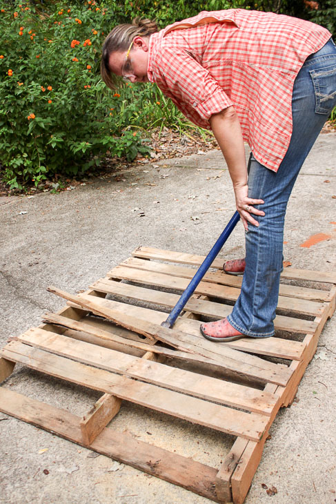 4 of the Easiest Ways to Remove Pallet Wood