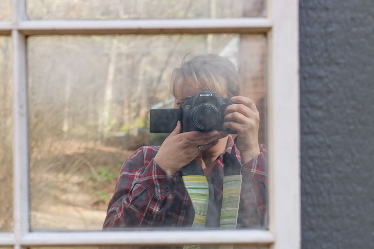 Can You Create a Mirrored Window with Spray Paint
