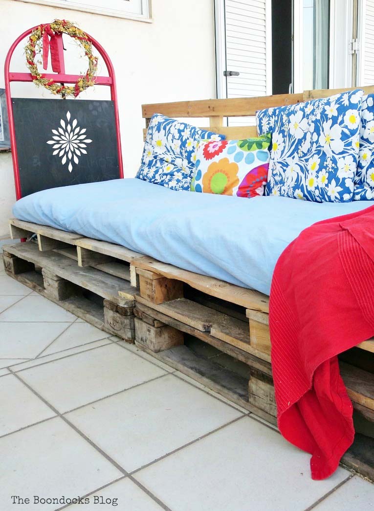 EASY DIY Pallet couch/daybed
