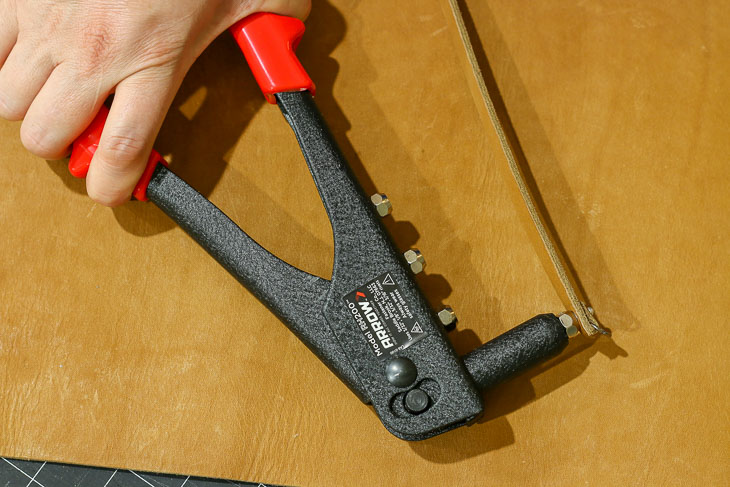 insert rivet into rivet gun