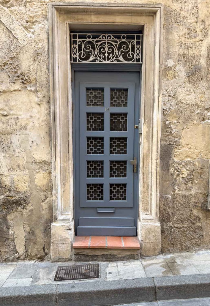 Jekyll Club Veranda Blue by Valspar - skinny 10 light door spotted in France